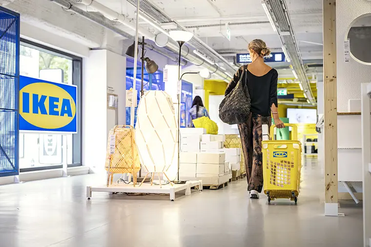 Kvinna som handlar på Ikea.