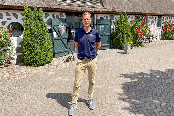 Klubbchef Gustaf Hagen framför Araslöv Golf & Resort.