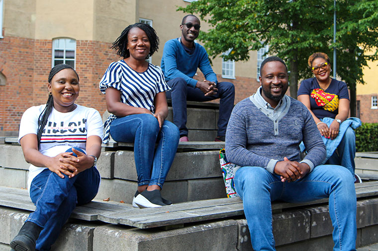 Internationella studenter med SI-stipendium, från vänster: Oluwatosin Aromokun, Gertrude Toezay, Edgar Asiimwe, Elvis Mukogo och Omowunmi Ayinde.