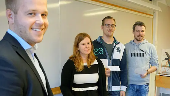 F&ouml;rsta&aring;rsstudenterna Julia Stigbro, Adam &Aring;gren och Donatas Sonas anm&auml;lde sitt intresse till studenthandl&auml;ggare Martin Riis, och menar att man som student m&aring;ste vara &ouml;ppen och ta in s&aring; mycket information som m&ouml;jligt.