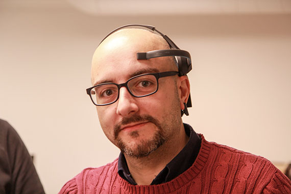 Elias Haloun med EEG-enheten som känner av hjärnvågorna och hur avslappnad och fokuserad du är.