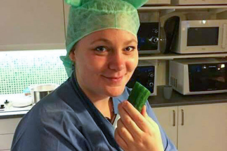 Cicilia Nagel äter gurka.
