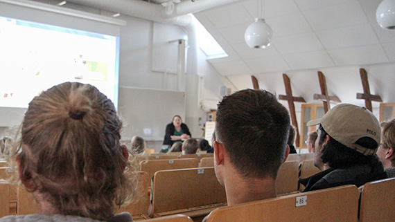 Historieprofessor Marie-Louise Rodén har bjudit in både alumner och gymnasieelever till högskolan.