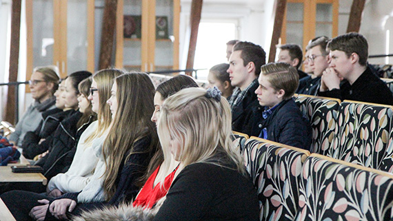Närmare 50 elever från två gymnasieskolor har kommit för att lära sig mer om högskolan och högskolestudier.