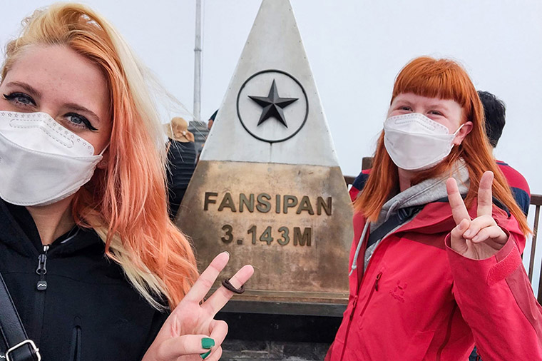 Även på Vietnams högsta berg, Fansipan, tog Josefin och Cecilia en tidig gondol upp, men gick ändå de sista 700 trappstegen för att nå toppen.
