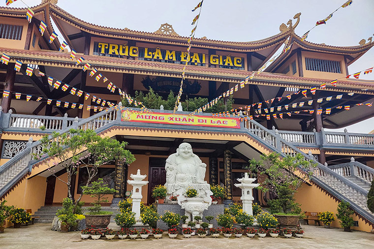 Vid en av sina upptäcktsfärder besökte de båda folkhälsostudenterna det stora zenbuddhistiska templet Truc Lam Dai Giac i Sapa.