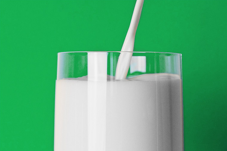 Mjölk hälls i glas.