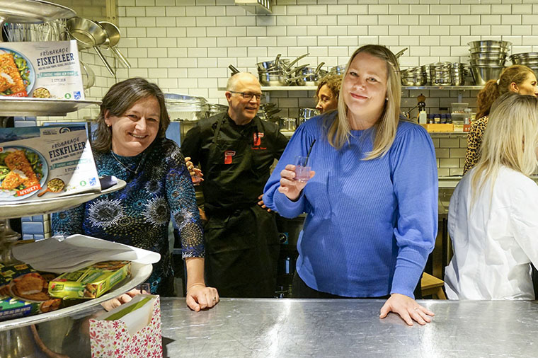 Viktoria Olsson, universitetslektor i mat- och måltidsvetenskap, tillsammans med Sarah Forsberg, två av forskarna från Högskolan Kristianstad. Men flera andra lärosäten, företag och organisationer är med i forskningsprojektet om fingermat.
