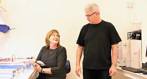 Christina Lind-Halldén och Christer Halldén leder den molekylärgenetiska forskargruppen på nyinvigda MoLab.