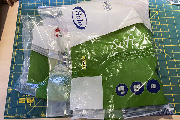 Ta en plastpåse eller plastförpackning, som denna toalettrulleförpackning.