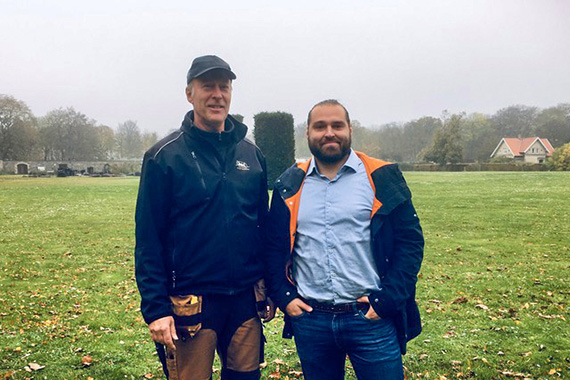 Slottsträdgårdsmästare Georg Grundsten och landskapsvetarstudenten Linus Hjertkvist där blomsterängen kommer att anläggas.
