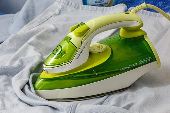 Strykjärn på strykbräda.