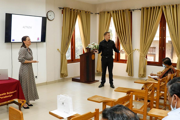 Före och efter konferensen i Colombo höll Martin Persson och Emma Edberg Matei i välbesökta workshoppar, där de presenterade kursmaterialet som ingår i den kommande utbildningen. Här på University of Peradeniya.