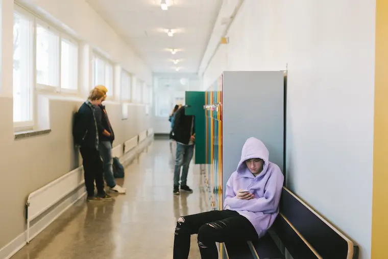 Fyra ungdomar i en skolkorridor.