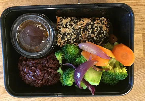 Sesamstekt lax, svartris, sesam-chilisås, broccoli och morötter.