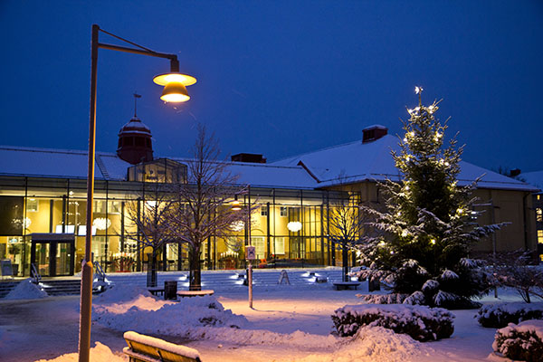 Högskolan Kristianstad i vinterskrud.