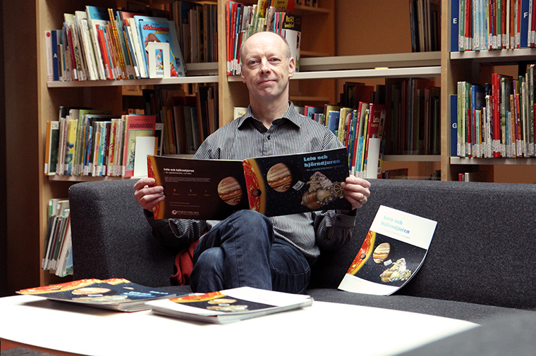 Ingemar Jönsson, professor i teoretisk och evolutionär ekologi vid Högskolan Kristianstad, bläddrar i den nya boken Leia och björndjuren – en upptäcktsresa i rymden. Den gavs nyligen ut av Rymdstyrelsen och hela upplagan på 50 000 exemplar tog på en vecka.