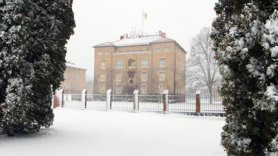 Högskolan Kristianstad i vinterskrud.
