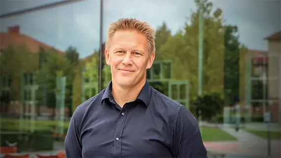 Skönhetsoperationer är kanske inget fel i sig, menar Martin Persson, men i många fall handlar det om att nå upp till orimliga ideal.