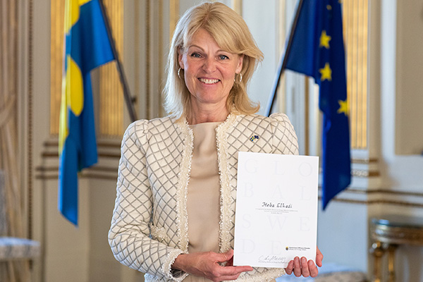Utrikeshandelsminister Anna Hallberg med Heba Elkadis diplom.