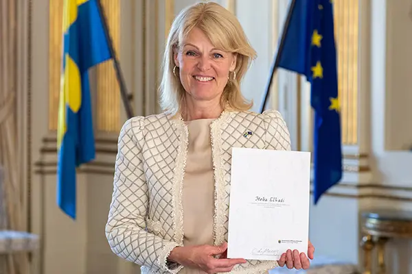 Utrikeshandelsminister Anna Hallberg med Heba Elkadis diplom.
