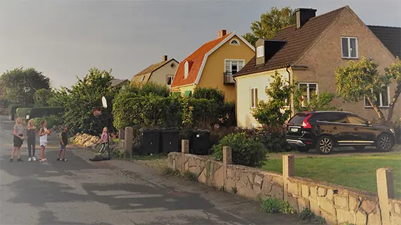 Gata med barn i villakvarter.