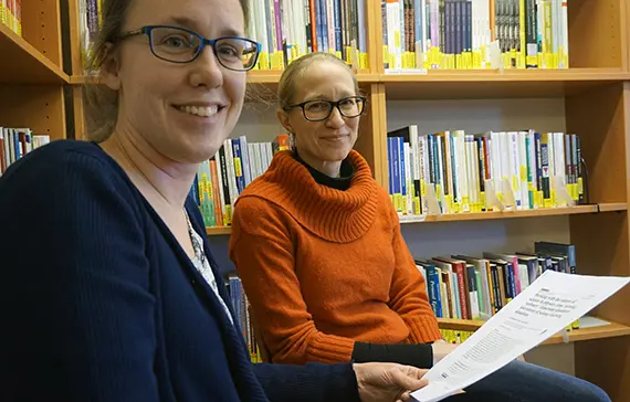 – Ofta är det stereotypa föreställningar som dyker upp - som att naturvetenskap alltid bygger på färdig och objektiv fakta, säger Lena Hansson och Lotta Leden.