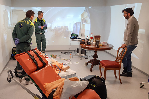 Övning att handlägga en person med oklar medvetslöshet.