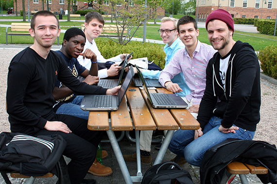 Datastudenter på högskolans campus