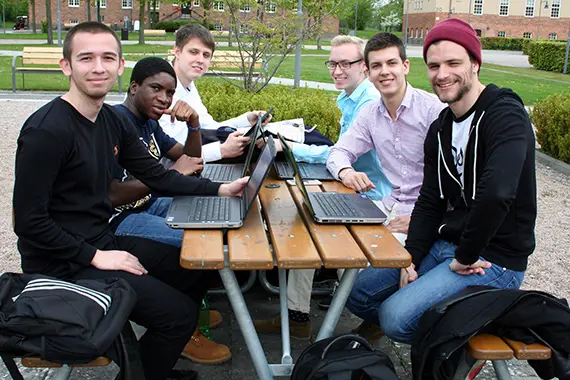 Datastudenter på högskolans campus