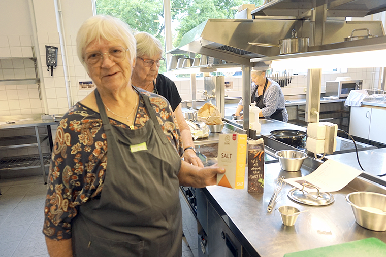 Inga Andersson i köket.