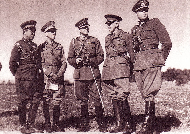 Sveriges ÖB, general Thörnell, med Japans militärattaché i Stockholm, Makoto Onodera (till vänster).