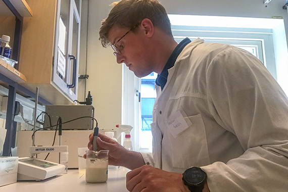 Sebastian mäter pH-värdet. Konsumenterna gillar låg syra.
