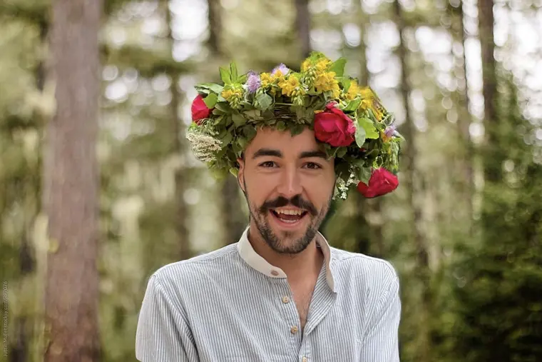 Marian John Müller med midsommarkrans i håret.