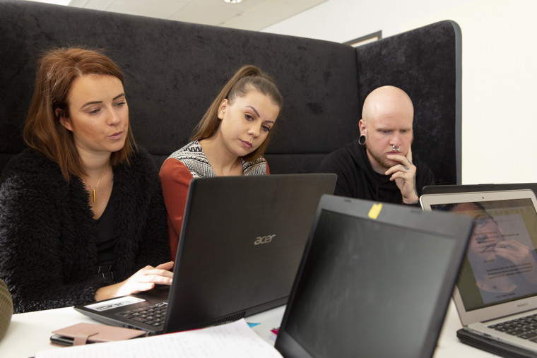 Studenter studerar i grupp