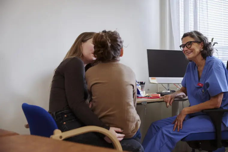 Distriktssköterska i samtal med patient
