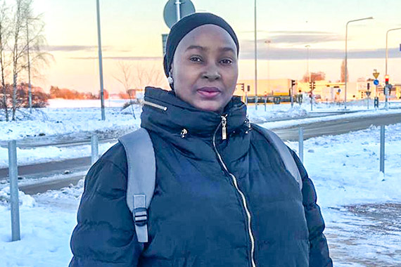 Aisha Sanni, utomhus med snö på marken.