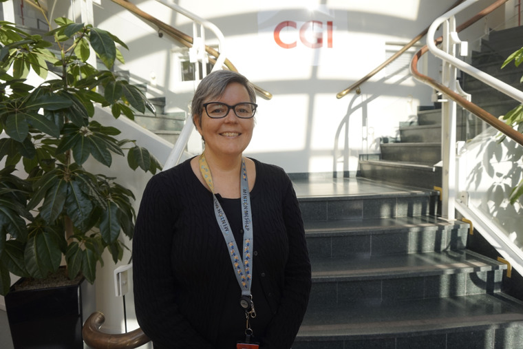Linda Alesol står framför en soldränkt trappa inne på CGI och ler in i kameran.