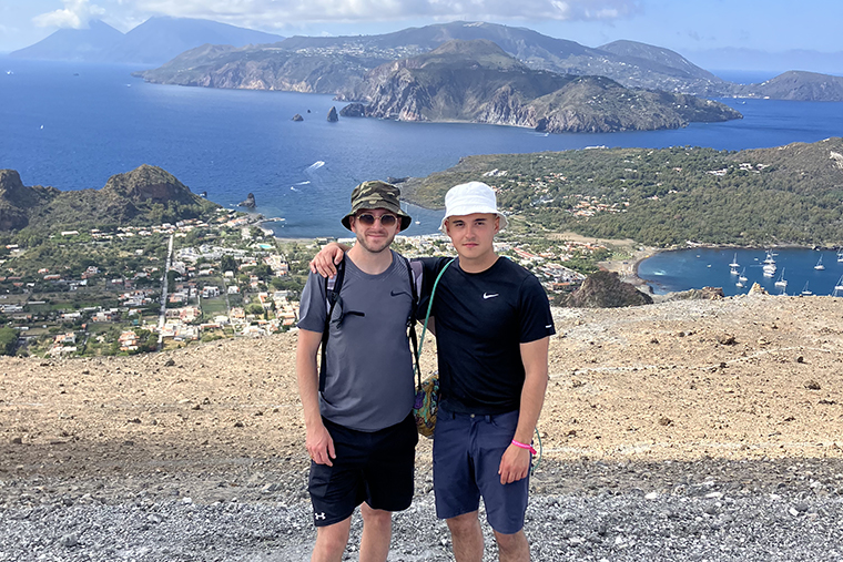 Oscar med studiekamprat med en vacker kustvy i bakgrunden