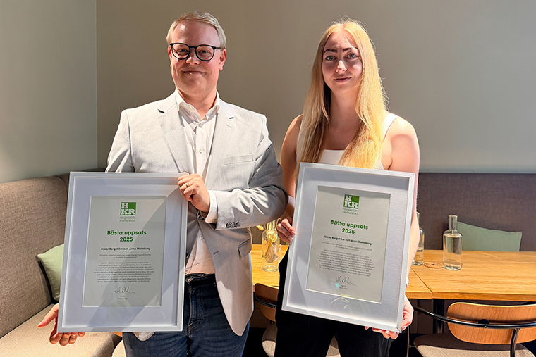 Agnes och Oskar med sina diplom för bästa uppsats
