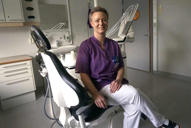 Louise Gullberg sittande i behandlingsstol
