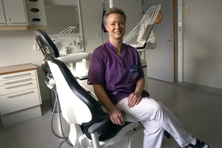 Louise Gullberg sittande i behandlingsstol