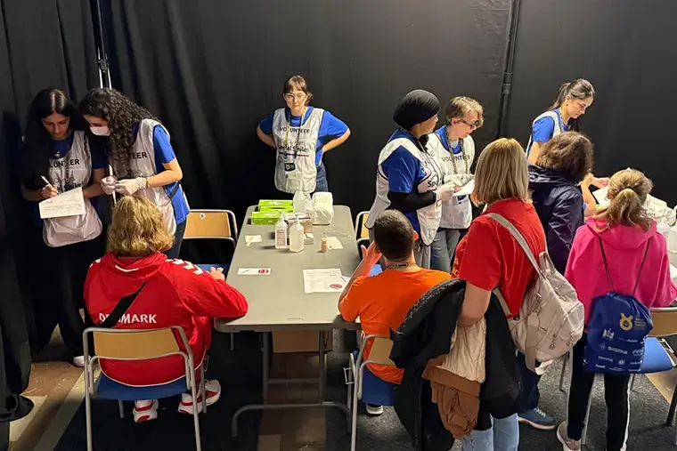 En av studentgrupperna som arbetade på hälsostationen Special Smiles under evenemanget.