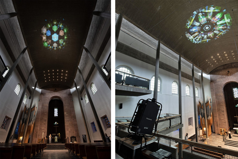 Insidan av en kyrka med en ljusinstallation i taket.