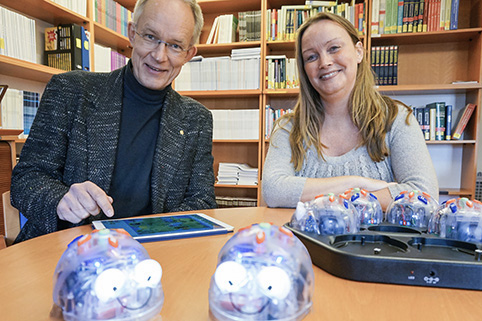 Två personer vid ett bord