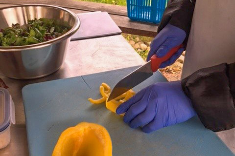 Deltagare skivar gul paprika på Habo Gård.