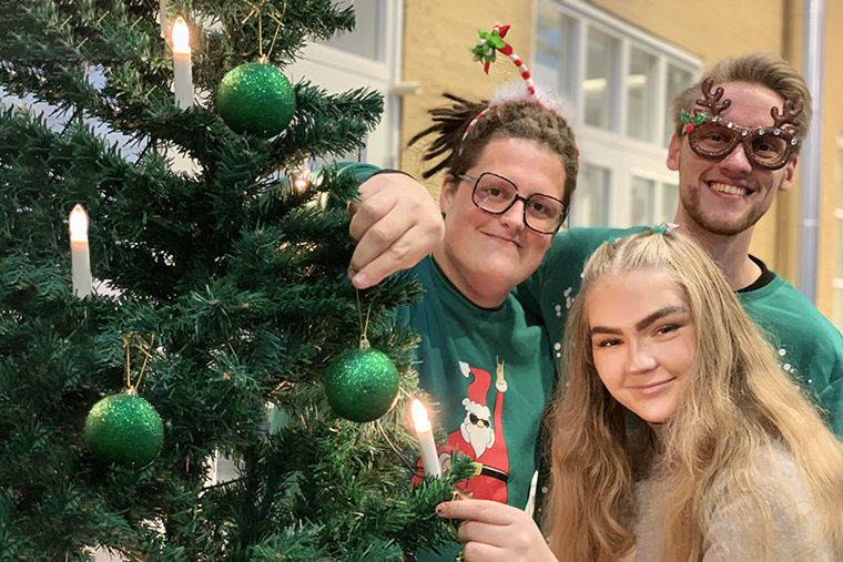 Students and christmas tree.