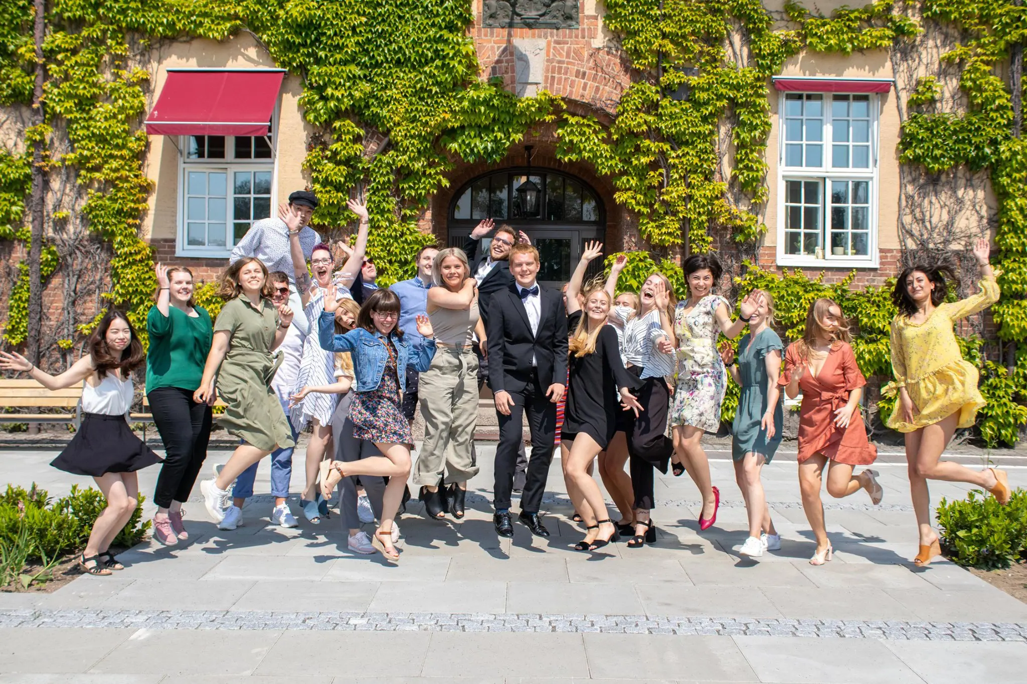 Glada studenter som hoppar upp i luften.