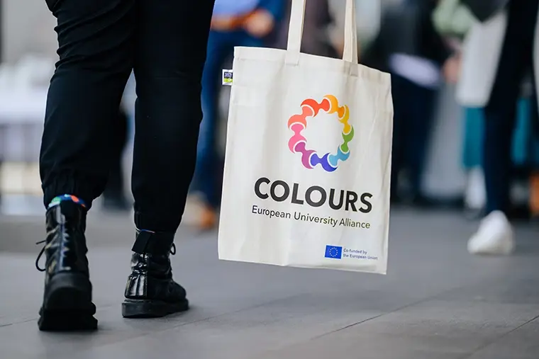 Tote bag with the Colours logo.
