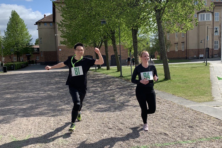 Two persons running. 